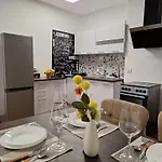 Urban Nest Modern Near Center Apartment *